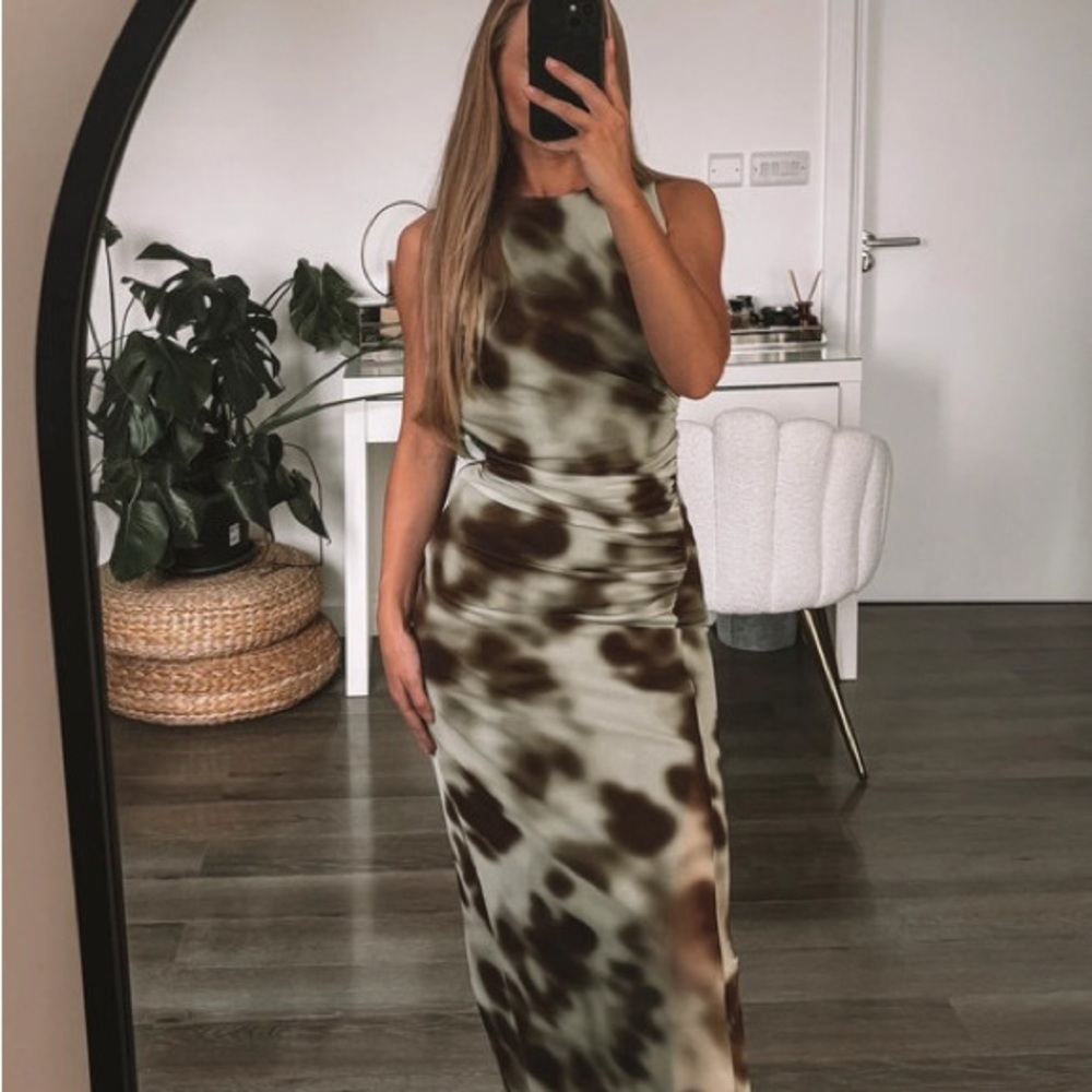 Elegant Sleeveless Tie-Dye Maxi Dress